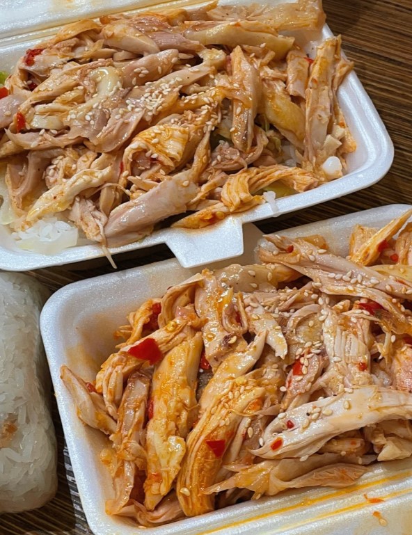 以手撕鸡肠粉为招牌菜。 以手撕鸡肠粉为招牌菜。