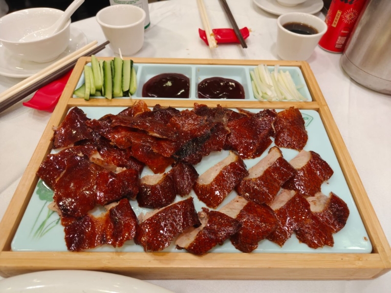 主打亮点包括片皮鸭任叫任食。 主打亮点包括片皮鸭任叫任食。