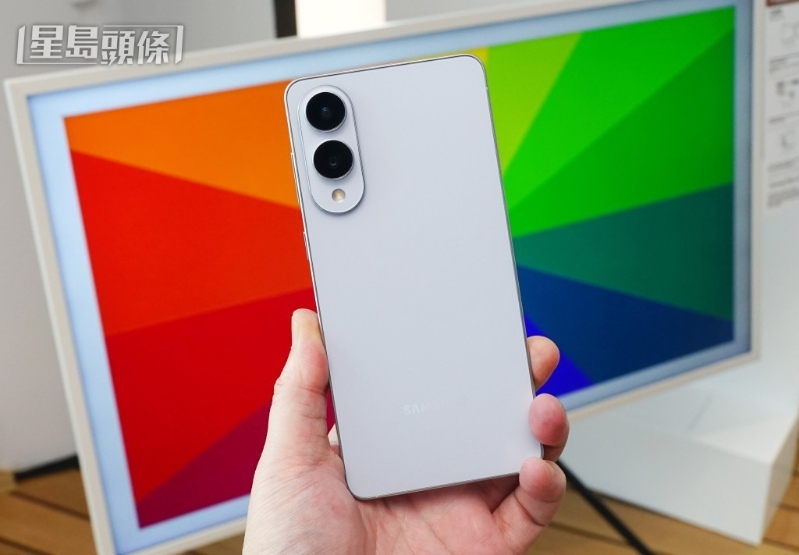 Galaxy S25 Edge重量只有163g,拿上手误以为是Dummy机。 Galaxy S25 Edge重量只有163g,拿上手误以为是Dummy机。