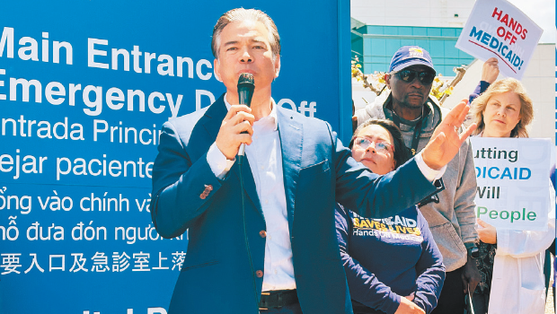 加州检察长邦塔出席集会表示与人民同在。 加州检察长邦塔出席集会表示与人民同在。