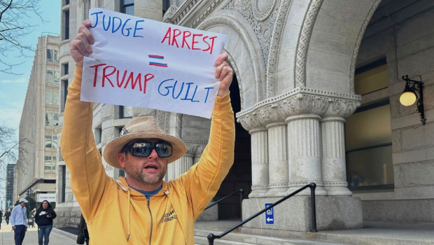 民众在密尔瓦基县法院外示威,抗议法官杜根(Hannah Dugan)被捕。 美联社 民众在密尔瓦基县法院外示威,抗议法官杜根(Hannah Dugan)被捕。 美联社