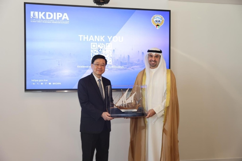 向李家超致送纪念品 向李家超致送纪念品