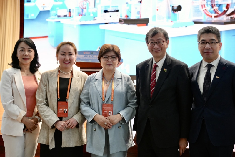 教大校长李子建教授(右二),协理副校长(内地协作及发展)兼传讯处处长盖会霞女士(左一), 科尔基特阿塔克孜勒德大学校长Karimova Beibitkul博士(中)与副校长Abdrasheva Dana博士合照(左二)与京港学术交流中心总裁徐海山先生(右一)合照 教大校长李子建教授(右二),协理副校长(内地协作及发展)兼传讯处处长盖会霞女士(左一), 科尔基特阿塔克孜勒德大学校长Karimova Beibitkul博士(中)与副校长Abdrasheva Dana博士合照(左二)与京港学术交流中心总裁徐海山先生(右一)合照