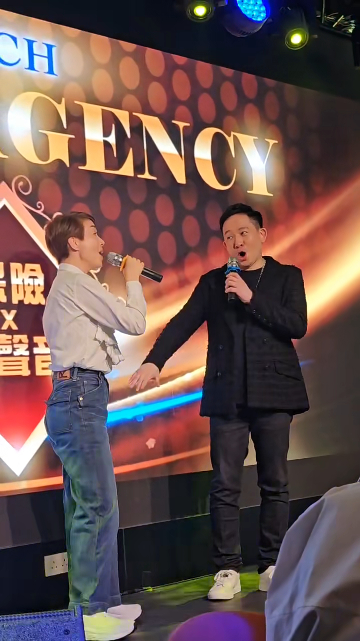 向展鹏早前搞保险私人活动,邀得江美仪来临献唱,于台上向展鹏向对方伸手。 向展鹏早前搞保险私人活动,邀得江美仪来临献唱,于台上向展鹏向对方伸手。