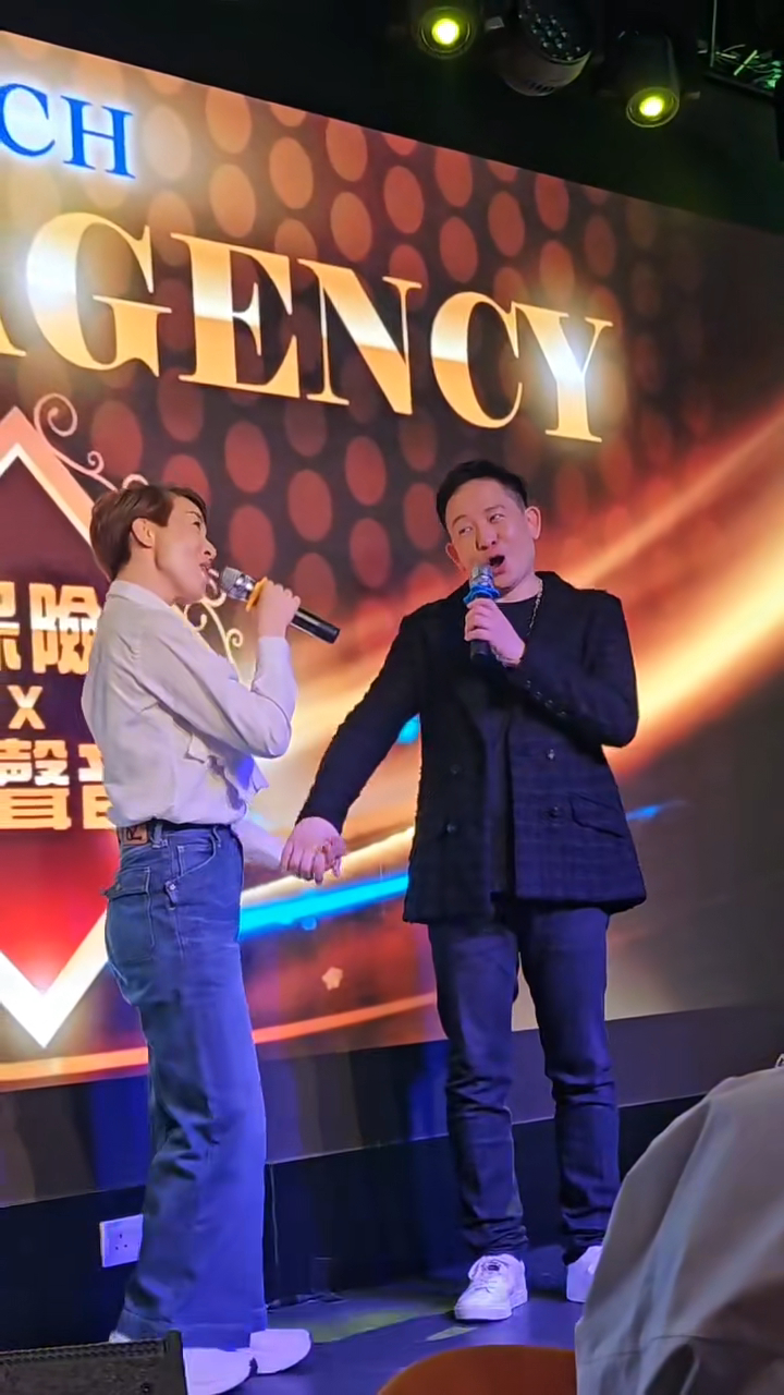 江美仪配合向展鹏手拖手。 江美仪配合向展鹏手拖手。