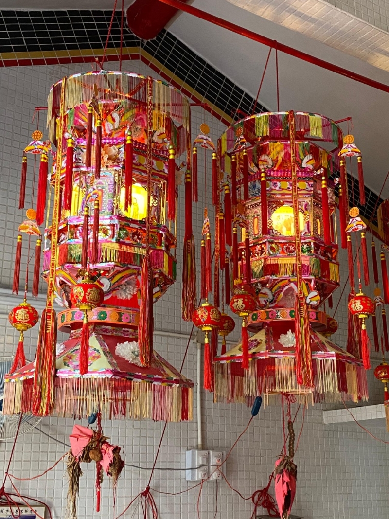 沙田区的小沥源村蔡氏家祠内悬挂着丁灯,参加者可藉此了解扎作技艺。 沙田区的小沥源村蔡氏家祠内悬挂着丁灯,参加者可藉此了解扎作技艺。