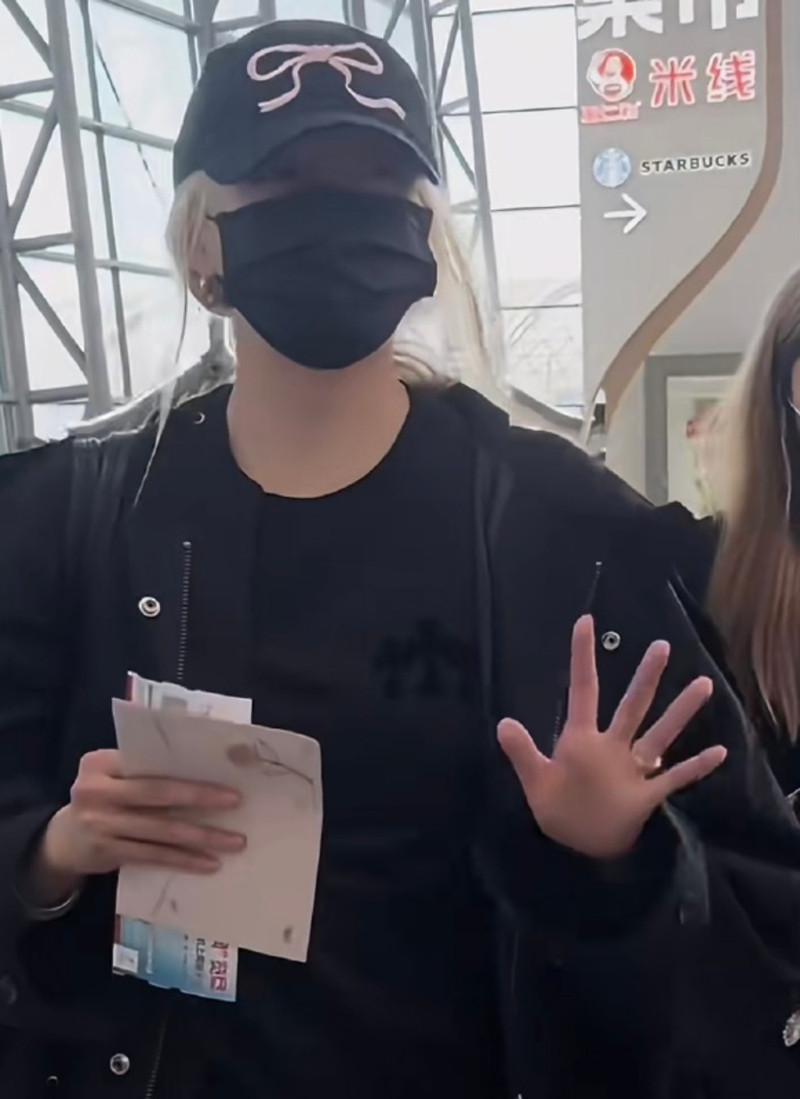 关晓彤“无名指戴戒指”现身机场被拍,感情状态掀起热议。 关晓彤“无名指戴戒指”现身机场被拍,感情状态掀起热议。