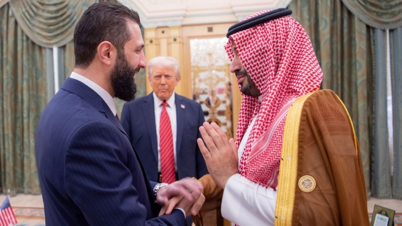 叙利亚过渡总统色拉与沙特王储小萨勒曼打招呼。 美联社 叙利亚过渡总统色拉与沙特王储小萨勒曼打招呼。 美联社