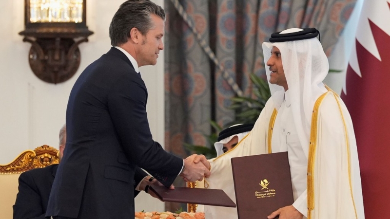 美国与卡塔尔国防部长签署国防协议后握手。 美联社 美国与卡塔尔国防部长签署国防协议后握手。 美联社