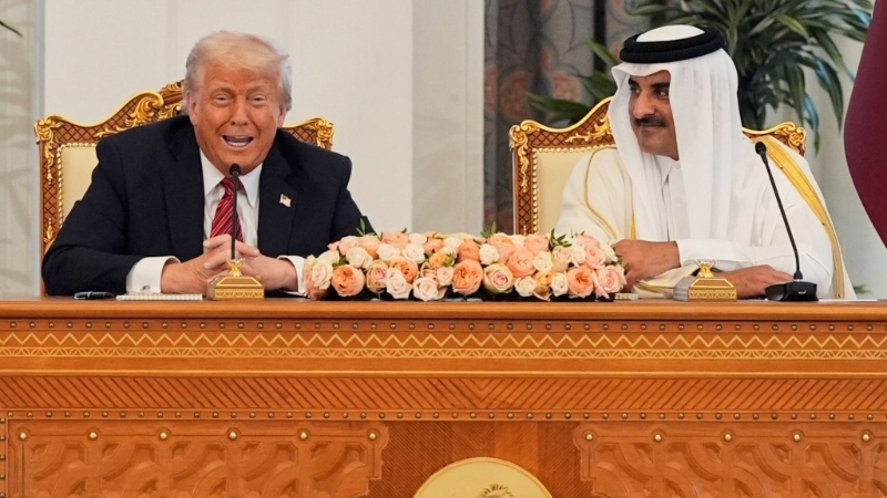 特朗普与阿勒萨尼见证美卡双方代表签署一系列协议。 美联社 特朗普与阿勒萨尼见证美卡双方代表签署一系列协议。 美联社