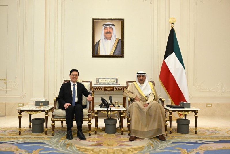 李家超(左)在科威特与科威特王储Sabah Al-Khaled Al-Hamad Al-Mubarak Al-Sabah(右)会面。政府新闻处图片 李家超(左)在科威特与科威特王储Sabah Al-Khaled Al-Hamad Al-Mubarak Al-Sabah(右)会面。政府新闻处图片