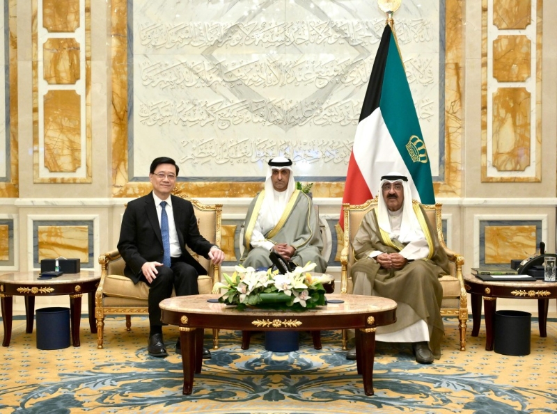 李家超(左)早前在科威特与科威特埃米尔(国家元首)Meshal Al-Ahmad Al-Jaber Al-Sabah(右)会面。政府新闻处图片 李家超(左)早前在科威特与科威特埃米尔(国家元首)Meshal Al-Ahmad Al-Jaber Al-Sabah(右)会面。政府新闻处图片