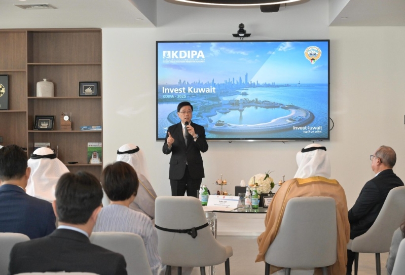 李家超14日在科威特与科威特直接投资促进局代表会面,了解当地在招商引资方面的策略和成果。 李家超14日在科威特与科威特直接投资促进局代表会面,了解当地在招商引资方面的策略和成果。