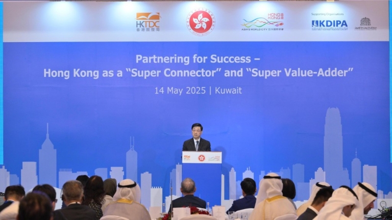 李家超指中东访问行程不单是商务之旅,更是构建对话桥梁、搭建交流平台及加强民心相通的契机。政府新闻处 李家超指中东访问行程不单是商务之旅,更是构建对话桥梁、搭建交流平台及加强民心相通的契机。政府新闻处