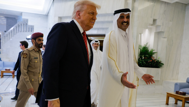 特朗普14日抵达卡达访问,国王塔米尔亲自迎接。 特朗普14日抵达卡达访问,国王塔米尔亲自迎接。