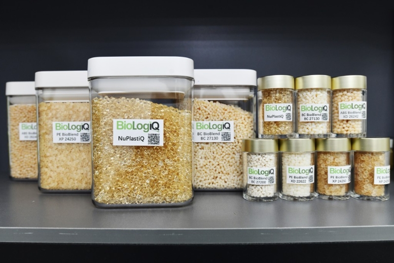 塑料污染是全球暖化元凶之一,为了减低对环境伤害,环保科技公司BioLogiQ研发出将薯仔、粟米和木薯等,透过iQ专利技术转化成植物基物料,取代传统塑料。 塑料污染是全球暖化元凶之一,为了减低对环境伤害,环保科技公司BioLogiQ研发出将薯仔、粟米和木薯等,透过iQ专利技术转化成植物基物料,取代传统塑料。