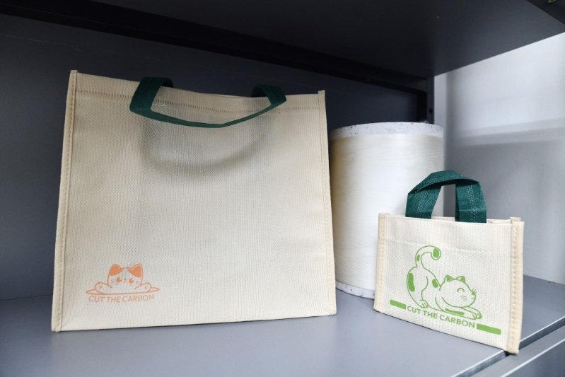 BioLogiQ推出的一款减塑购物袋,大受消费者欢迎,尤其在外型上加入活泼的猫猫图案,以及加入“cut the carbon”字眼,提升消费者环保意识之余,也成为生活时尚单品。 BioLogiQ推出的一款减塑购物袋,大受消费者欢迎,尤其在外型上加入活泼的猫猫图案,以及加入“cut the carbon”字眼,提升消费者环保意识之余,也成为生活时尚单品。