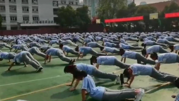 广东有中学未理会操场地面温度过高,要学生做运动,致有9人被烫伤。示意图。小红书@春暖 广东有中学未理会操场地面温度过高,要学生做运动,致有9人被烫伤。示意图。小红书@春暖