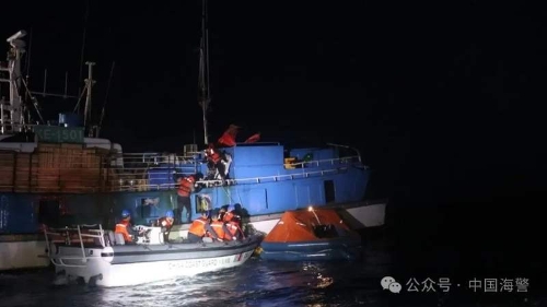 中国海警执法员转运8名遇险渔民 中国海警执法员转运8名遇险渔民
