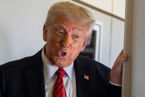 美国总统特朗普总统在从沙特阿拉伯利雅得飞往卡塔尔多哈的空军一号上向记者发表演说。美联社 美国总统特朗普总统在从沙特阿拉伯利雅得飞往卡塔尔多哈的空军一号上向记者发表演说。美联社