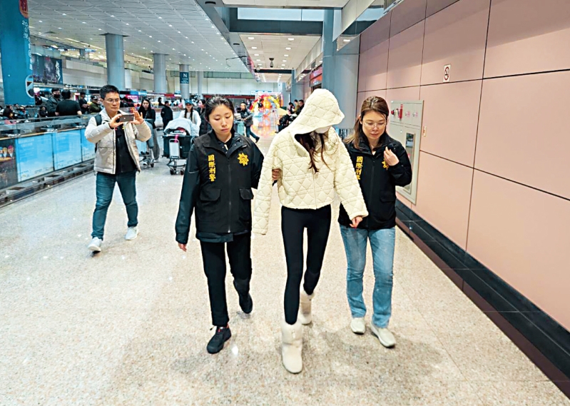 美国与台湾联手破获跨境诈欺洗钱集团,落网的诈团高级成员36岁廖姓女子(右2)多次整形,今年初在桃园机场被捕。 中央社 美国与台湾联手破获跨境诈欺洗钱集团,落网的诈团高级成员36岁廖姓女子(右2)多次整形,今年初在桃园机场被捕。 中央社