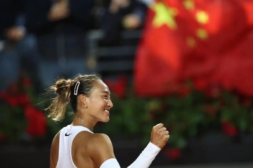 5月14日,郑钦文庆祝胜利。 5月14日,郑钦文庆祝胜利。