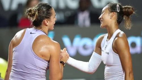 5月14日,郑钦文(右)和萨巴伦卡在赛后互相致意。 5月14日,郑钦文(右)和萨巴伦卡在赛后互相致意。