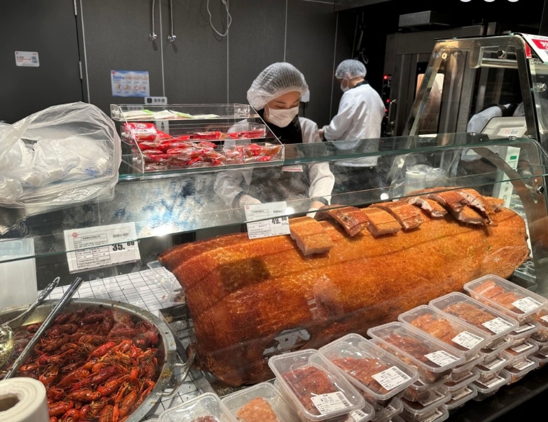 从照片可见,超市出售的烧猪相当巨型 从照片可见,超市出售的烧猪相当巨型