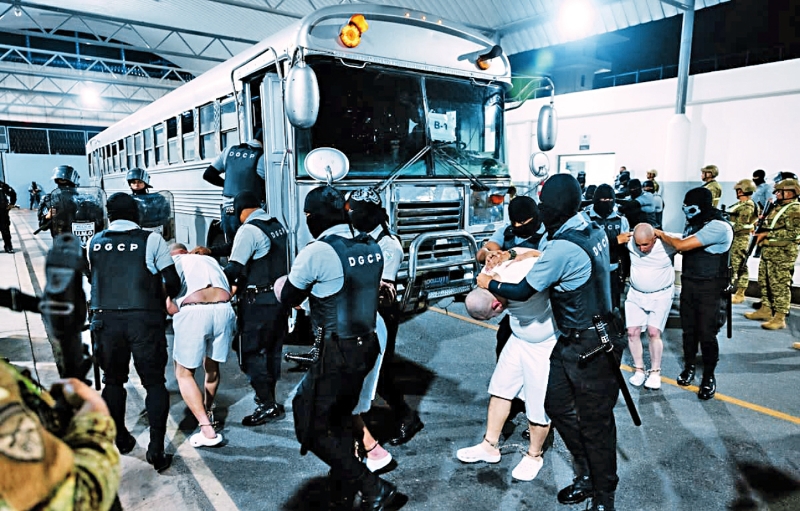 特朗普政府已将数百名非法移民遣送至萨尔瓦多,其中大多数为委内瑞拉人,他们被关押于最高设防的监狱中。 法新社资料图片 特朗普政府已将数百名非法移民遣送至萨尔瓦多,其中大多数为委内瑞拉人,他们被关押于最高设防的监狱中。 法新社资料图片