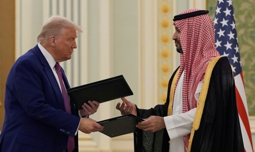 美国总统特朗普13日在利雅得王宫的签约仪式中,和沙特阿拉伯王储沙尔曼(Mohammed Bin Salman)交换文件。美联社 美国总统特朗普13日在利雅得王宫的签约仪式中,和沙特阿拉伯王储沙尔曼(Mohammed Bin Salman)交换文件。美联社