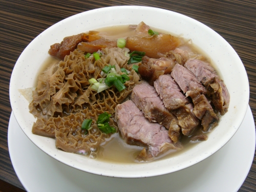 ▲《头条日报》专栏《好味大过天》,八宝清汤腩店里清汤腩配对萝卜,作者梁家权。 ▲《头条日报》专栏《好味大过天》,八宝清汤腩店里清汤腩配对萝卜,作者梁家权。