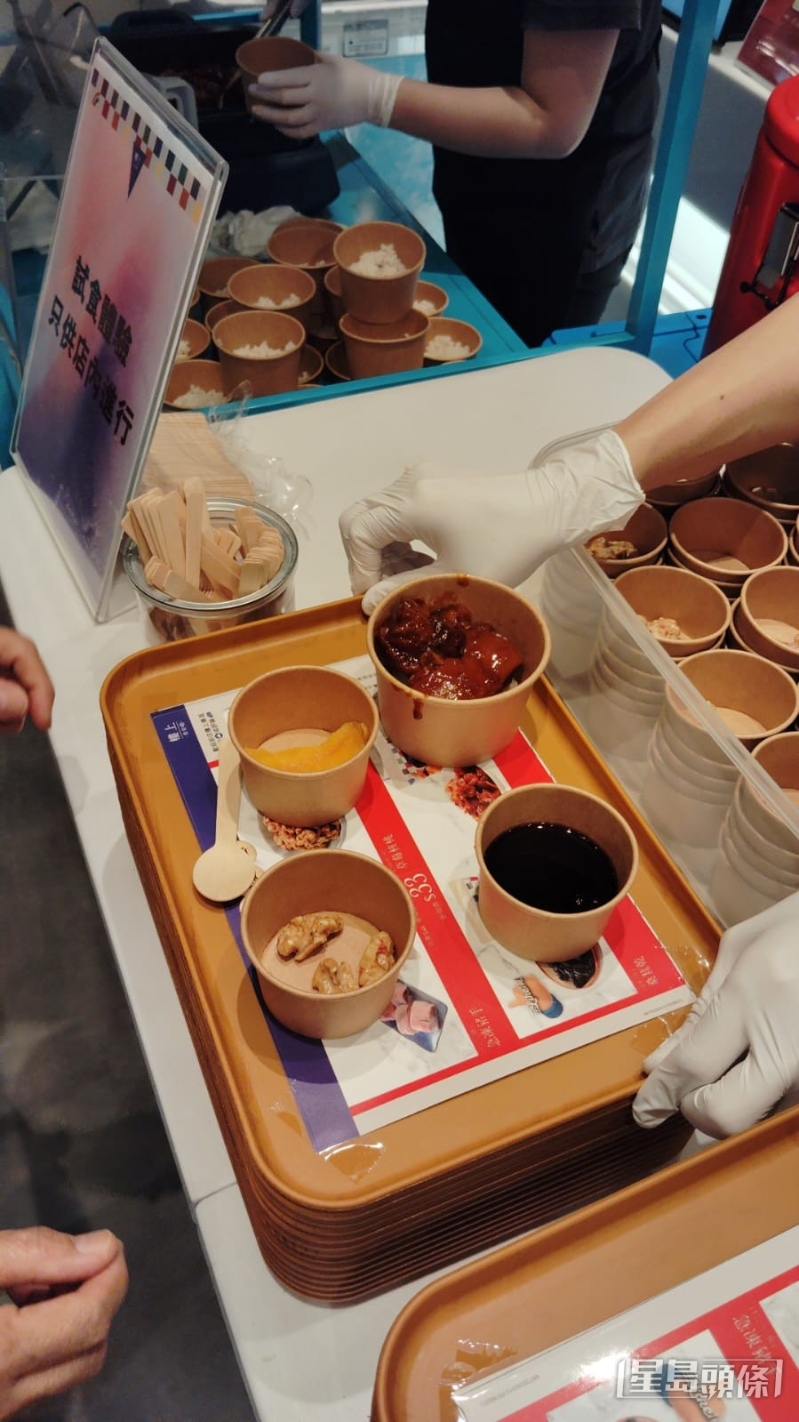 从现场图片可见,试食活动份量十足,每份包括一大片芒果干、半碗桑葚桂圆茶、数粒草莓核桃,还有两只猪手,相当大方。 从现场图片可见,试食活动份量十足,每份包括一大片芒果干、半碗桑葚桂圆茶、数粒草莓核桃,还有两只猪手,相当大方。