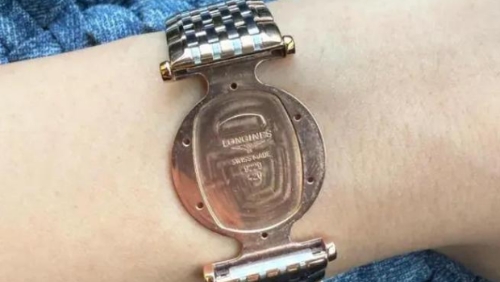 万元买的浪琴表只剩表带。 万元买的浪琴表只剩表带。