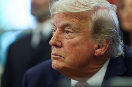 原本立场强硬的美国总统特朗普,最终仍被幕僚说服,同意降低对华关税。 原本立场强硬的美国总统特朗普,最终仍被幕僚说服,同意降低对华关税。