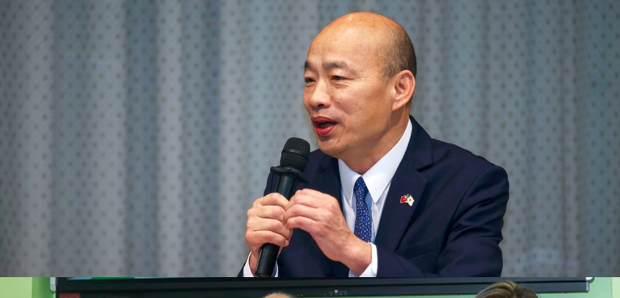 韩国瑜(上)称呼柯建铭(下中)、吴思瑶(下左)、陈培瑜(下右)为一龙二凤,引发陈培瑜不满。 韩国瑜(上)称呼柯建铭(下中)、吴思瑶(下左)、陈培瑜(下右)为一龙二凤,引发陈培瑜不满。