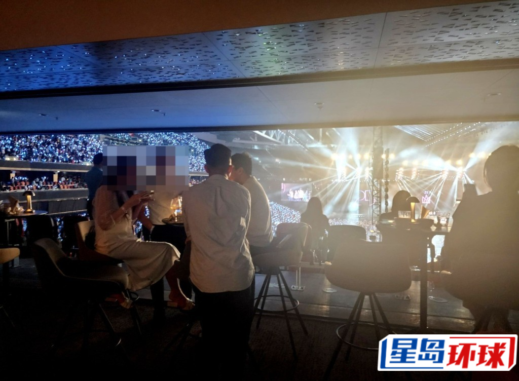 包厢内有20多人,各团体互不相识。 包厢内有20多人,各团体互不相识。