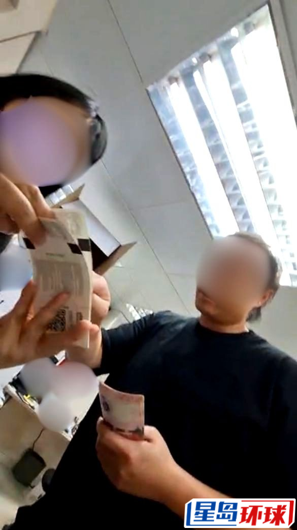 记者与卖家A先生当面交收包厢门票,A自称“每天入场”。 记者与卖家A先生当面交收包厢门票,A自称“每天入场”。