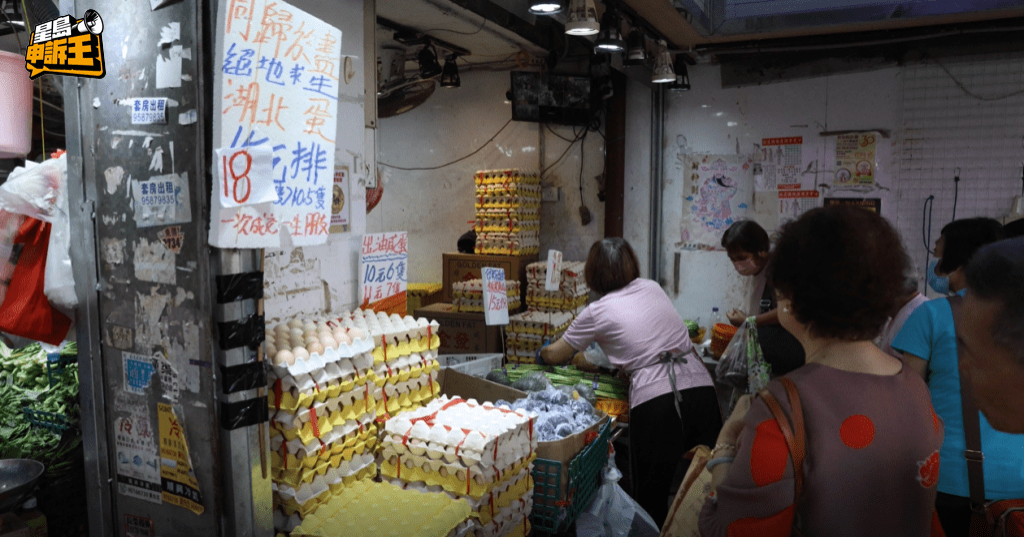 荃湾街市街附近的一菜档以堪称“街市文学”的出位价钱牌引起关注。 荃湾街市街附近的一菜档以堪称“街市文学”的出位价钱牌引起关注。