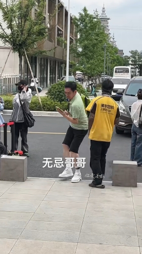 吴启华于内地街头出行,灵巧避过外卖仔。 吴启华于内地街头出行,灵巧避过外卖仔。