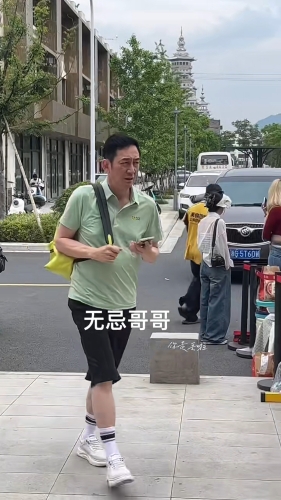 吴启华身形有变,露出“肥仔胸”。 吴启华身形有变,露出“肥仔胸”。