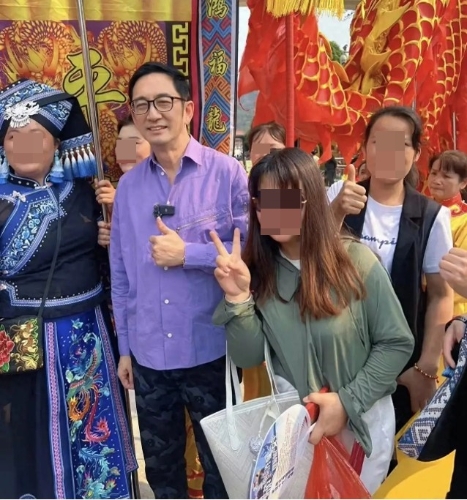 吴启华早前现身广西祭祀活动,被一众女粉丝团团围住引起骚动。 吴启华早前现身广西祭祀活动,被一众女粉丝团团围住引起骚动。