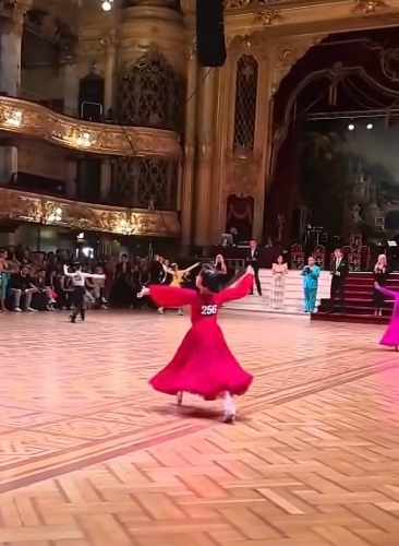 孙俪女儿小花舞技高超。 孙俪女儿小花舞技高超。