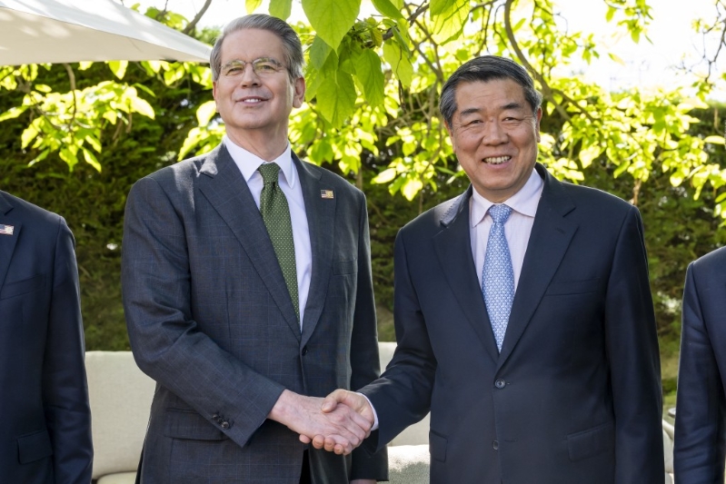 美国财政部长贝森特与中国副总理何立峰。 美国财政部长贝森特与中国副总理何立峰。