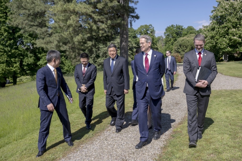 户外交谈 户外交谈