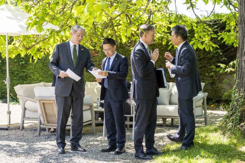 双方代表团在户外交谈。 双方代表团在户外交谈。