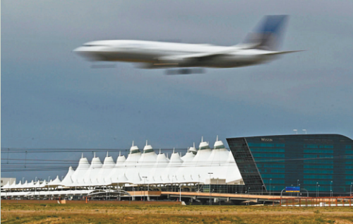 FAA证实,丹佛国际机场的空管员12日曾 与部分飞行员失联长达90秒,不得不紧急使 用备用频率重建通讯。 FAA证实,丹佛国际机场的空管员12日曾 与部分飞行员失联长达90秒,不得不紧急使 用备用频率重建通讯。