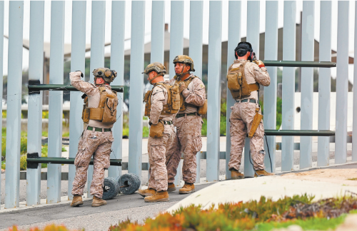 总统特朗普在上任首日便签署行政令,宣布边境进入紧急状态,将越境移民、贩毒集团及走私犯视为“入侵”,部署军队协助应对。 总统特朗普在上任首日便签署行政令,宣布边境进入紧急状态,将越境移民、贩毒集团及走私犯视为“入侵”,部署军队协助应对。