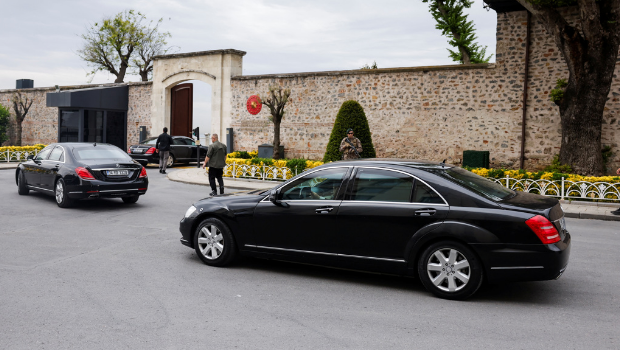 土耳其博斯普鲁斯海峡滨海的多尔玛巴赫切宫,当地时间16日上午有多辆黑头车驶抵门口。( 土耳其博斯普鲁斯海峡滨海的多尔玛巴赫切宫,当地时间16日上午有多辆黑头车驶抵门口。(
