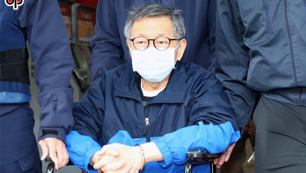 民众党前主席柯文哲因京华城等案羁押于台北看守所,经三度戒护就医,因输尿管结石造成左肾积水,送至“卫福部”台北医院开刀取出输尿管结石,3日柯文哲(下)在矫正署人员戒护下出院返回台北看守所。 民众党前主席柯文哲因京华城等案羁押于台北看守所,经三度戒护就医,因输尿管结石造成左肾积水,送至“卫福部”台北医院开刀取出输尿管结石,3日柯文哲(下)在矫正署人员戒护下出院返回台北看守所。