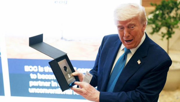 地时间5月16日,特朗普在阿联酋展示他收到的来自该国的礼物——一滴石油。 地时间5月16日,特朗普在阿联酋展示他收到的来自该国的礼物——一滴石油。